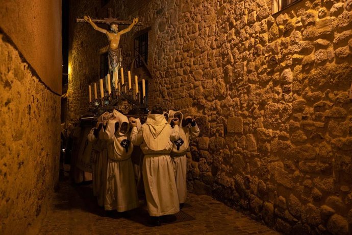 Archivo - Cofrades de la hermandad  en la preparación del paso procesional del Cristo del Espíritu Santo, a 31 de marzo de 2023, en Zamora, Castilla y León, (España).