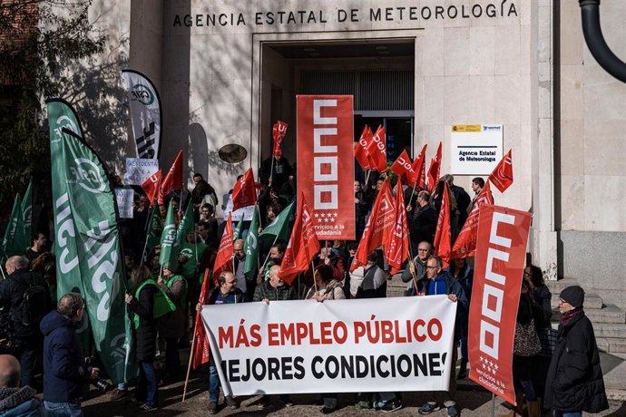Archivo - Varias personas durante una concentración, en la sede de la AEMET, a 12 de febrero de 2026, en Madrid (España). 