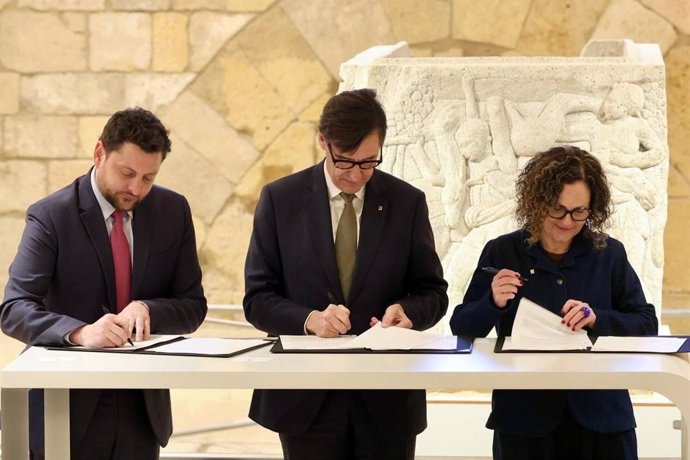 El alcalde de Tarragona, Rubén Viñuales, el presidente de la Generalitat, Salvador Illa, y la consellera de Cultura, Sònia Hernàndez, firman el convenio de constitución del Consorci del Patrimoni Romà de Tàrraco
