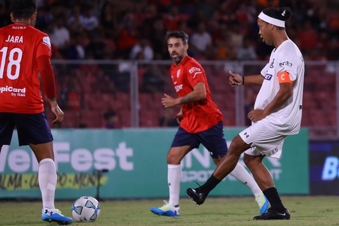 Futbol, Duelo de Leyendas Chile. Partido amistoso, Chile vs Resto del Mundo 2024. Formacion de Chile antes del partido contra Resto del Mundo en el estadio Nacional. Santiago, Chile. 23/03/2024 Marcelo Hernandez/Photosport  Football, Duel of Legends