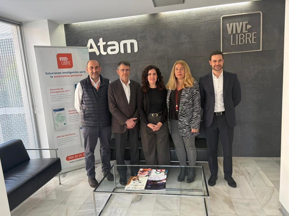 Un proyecto de la ATAM ha implementado tecnología de teleasistencia para promover la autonomía y mejorar la calidad de vida de las personas con dependencia.