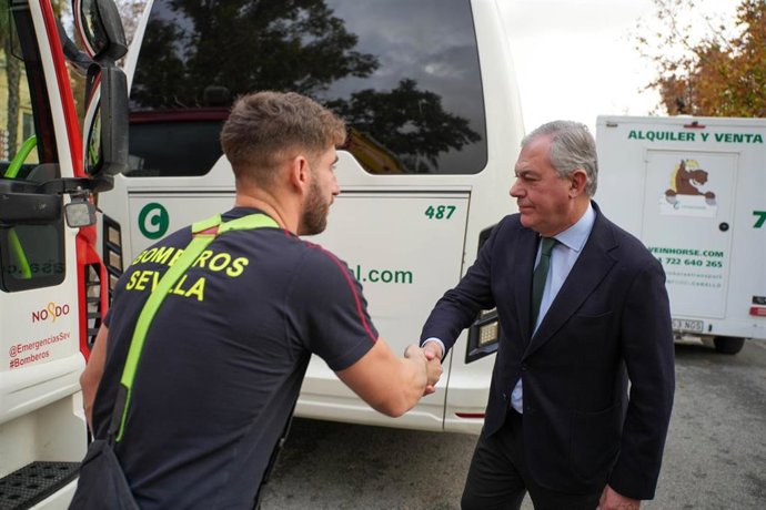 El alcalde de Sevilla, José Luis Sanz, con un bombero de la ciudad