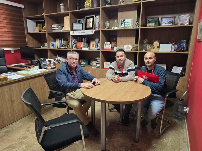 Lope Ruiz (izda.) y los sindicalistas Marco Seoane y Rafael Aguilar, durante su reunión en el Ayuntamiento de Iznájar.
