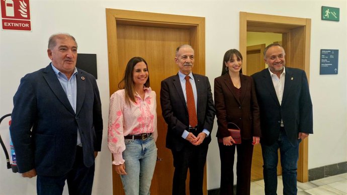 El embajador de Palestina en España, Husni Abdel Wahed (centro), junto a representantes del PSOE en el Instituto Leonés de Cultura.