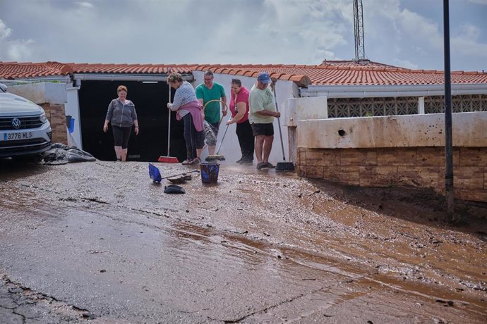 Tareas de limpieza en el barrio de El Pris, una de las zonas más afectadas por el paso de la borrasca Therese, a 25 de marzo de 2026, en Tacoronte, Tenerife, Canarias (España). El Cabildo de Tenerife ha actualizado este miércoles la situación del Plan de 