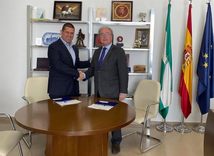 Francisco Bernal y Antonio Díaz se dan la mano tras la firma del acuerdo.