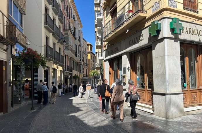 El espacio libre de ruidos durante los pasos de Semana Ssanta en Granada se ubica en la calle Mesones, con una extensión aproximada de 115 metros, comprendidos entre la plaza de Cauchiles (esquina farmacia) y el Arco de las Cucharas (edificio Catastro).