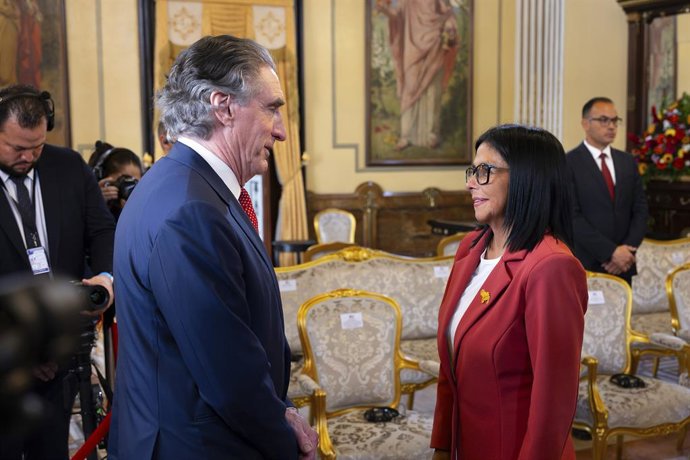 25 de março de 2026, Caracas, Venezuela: A presidente interina da Venezuela, Delcy Rodríguez, à direita, conversa com o secretário do Interior dos EUA, Doug Burgum, à esquerda, antes das discussões bilaterais no Palácio de Miraflores, em 4 de março de 202