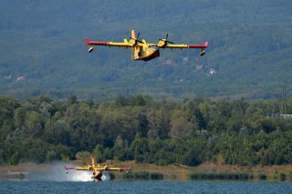 Archivo - 06 August 2022, Czech Republic, Usti Nad Labem: Canadair firefighting airplanes from Italy fill their water tanks from the Milada Lake in the Usti nad Labem. Photo: Slavek Ruta/ZUMA Press Wire/dpa