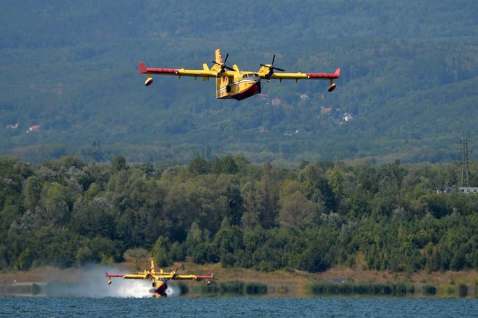 Archivo - 06 August 2022, Czech Republic, Usti Nad Labem: Canadair firefighting airplanes from Italy fill their water tanks from the Milada Lake in the Usti nad Labem. Photo: Slavek Ruta/ZUMA Press Wire/dpa