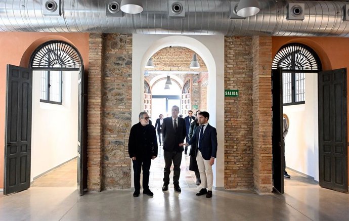 El alcalde de Murcia, José Ballesta, el concejal de Cultura e Identidad, Diego Avilés y el artista Jaume Plensa en la Cárcel Vieja este miércoles por la mañana antes de la inauguración