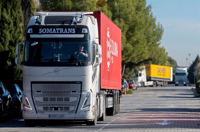 Archivo - Un camión circula por una carretera, a 12 de noviembre de 2021, en Madrid (España).