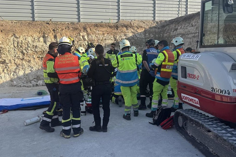 En estado grave un trabajador de 34 años tras quedar atrapado bajo una apisonadora en Vicálvaro