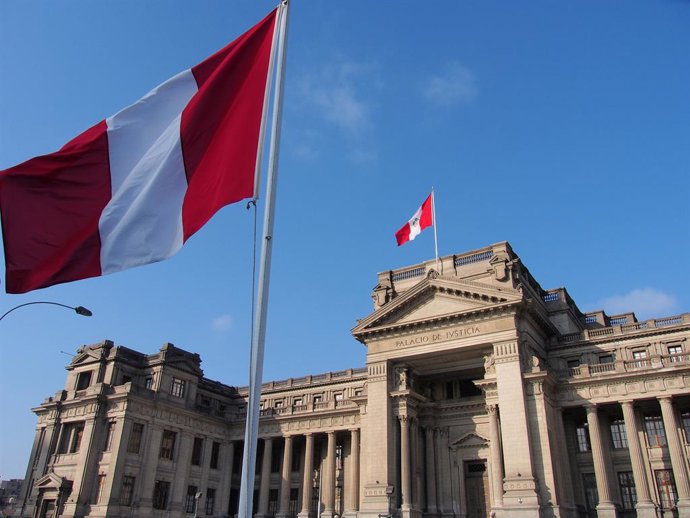 Archivo - Arquivo - 26 de julho de 2025, Lima, Lima, Peru: Fachada do Palácio da Justiça decorada com bandeiras durante as comemorações do Dia da Independência e dos feriados nacionais no Peru.