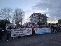 Sonora protesta de unos 150 vecinos de Teo (A Coruña) ante el consistorio contra la planta de residuos de construcción