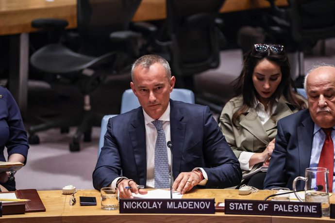 24 de março de 2026, Nova York, Nova York, EUA: NICKOLAY MLADENOV, ex-Coordenador Especial da ONU para o Processo de Paz no Oriente Médio e atual Alto Representante para Gaza no âmbito da iniciativa do Conselho de Paz, senta-se ao lado do Representante Pe