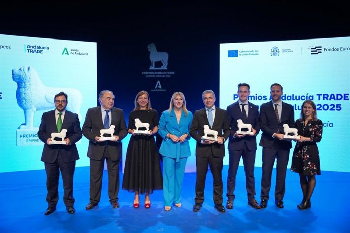 Foto de familia de los galardonados con el Premio Trade Andalucía 2025.