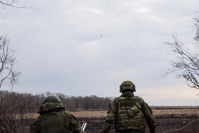 RÚSSIA, REGIÃO DE BELGÓRDIO - 24 DE MARÇO DE 2026: Militares de uma equipe de interceptação de drones FPV do 11º Corpo de Exército estão destacados junto ao Grupo Norte das Forças Armadas Russas