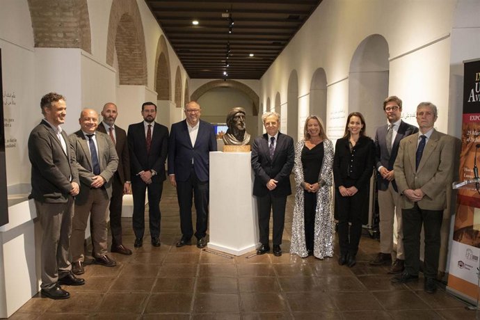 Foto familiar de la inauguración de la exposición 'Averroes y la Córdoba de su tiempo'.