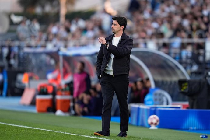Pau Quesada, técnico do Real Madrid, observa durante a partida de ida das quartas de final da Liga dos Campeões Feminina da UEFA 2025/26, disputada entre o Real Madrid CF e o FC Barcelona no Estádio Alfredo Di Stefano, em 25 de março de 2026, em Valdebeba