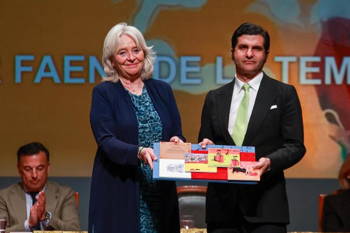 La delegada de la Junta de Andalucía en Cádiz, Mercedes Colombo, junto al torero Morante de la Puebla en la entrega de los V Premios Taurinos de la Provincia.