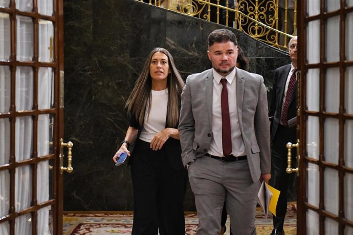 Archivo - El portavoz de ERC en el Congreso, Gabriel Rufián, y la portavoz de Junts en el Congreso, Miriam Nogueras, interviene durante una sesión plenaria en el Congreso de los Diputados, a 23 de abril de 2024, en Madrid (España).