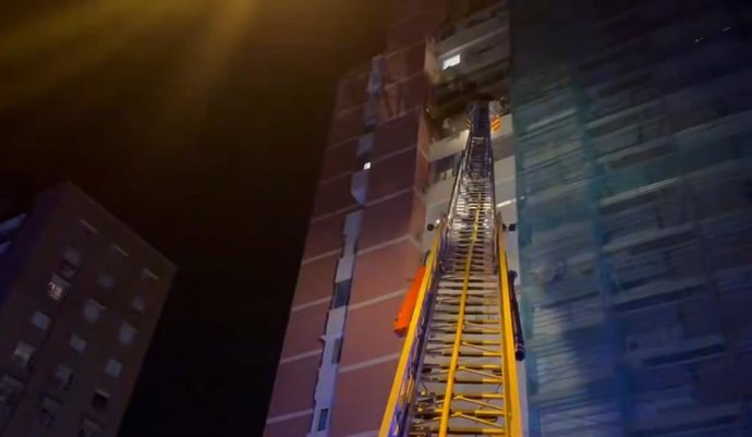 Los bomberos rescatan a una mujer en un incendio en su vivienda en Ciudad Lineal.