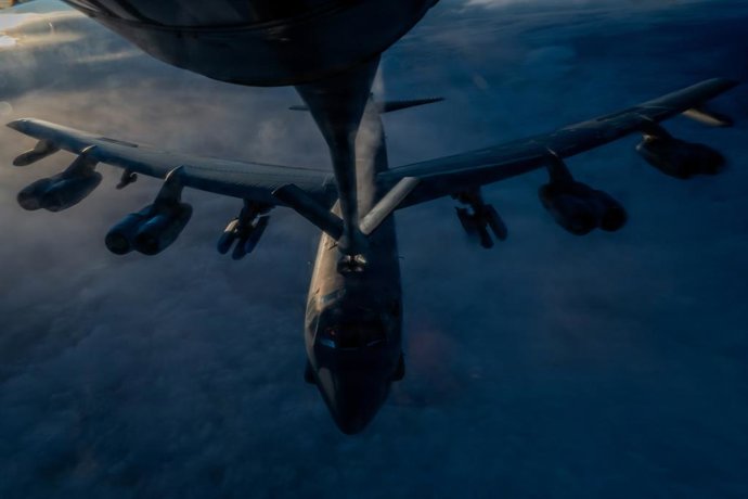 25 de março de 2026, local não revelado, Estados Unidos: Um bombardeiro B-52H Stratofortress da Força Aérea dos Estados Unidos é reabastecido em voo por um KC-135 Stratotanker durante uma missão noturna de bombardeio em apoio à Operação Epic Fury, em 20 d