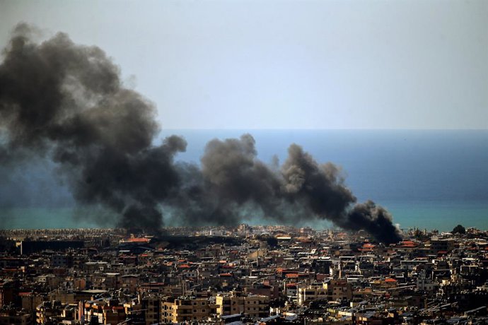 17 de março de 2026, Beirute, Líbano: Nuvens de fumaça se erguem após um ataque aéreo israelense no subúrbio sul de Beirute, um reduto do Hezbollah pró-iraniano. Mais de 900 pessoas morreram e 2.221 ficaram feridas nos ataques israelenses ao Líbano, de ac