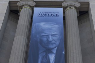 Archivo - February 20, 2026, Washington, District Of Columbia, United States: A large banner featuring U.S. President Donald Trump and the slogan 'Make America Safe Again' is displayed on the exterior of the United States Department of Justice headquarter