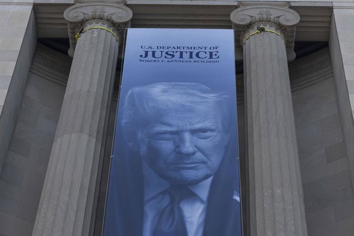 Archivo - February 20, 2026, Washington, District Of Columbia, United States: A large banner featuring U.S. President Donald Trump and the slogan 'Make America Safe Again' is displayed on the exterior of the United States Department of Justice headquarter
