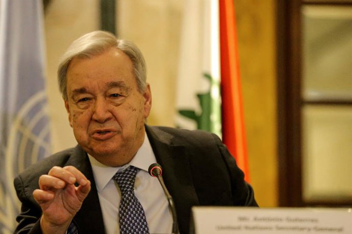 14 de março de 2026, Beirute, Líbano: O secretário-geral da ONU, António Guterres, gesticula durante a coletiva de imprensa no final de sua visita ao Líbano. Guterres afirmou que os ataques com foguetes do Hezbollah, grupo pró-Irã, contra Israel em apoio 
