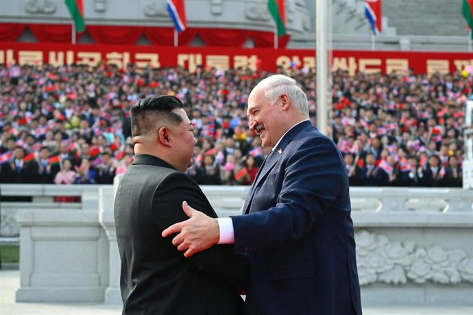 El presidente de Bielorrusia, Alexander Lukashenko, saluda al líder norcoreano, Kim Jong Un, durante su visita oficial a Pyongyang 