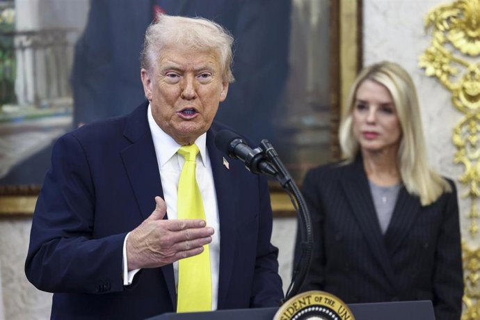 Archivo - El presidente de Estados Unidos, Donald Trump, comparece ante la prensa con la fiscal general, Pam Bondi, a su espalda