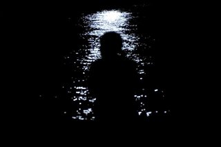 Una persona sentada frente al mar en La Habana durante un apagón en la isla. Imagen de archivo