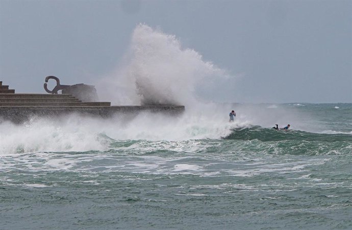 Archivo - Oleaje en la playa de Ondarreta, a 31 de enero de 2026, en San Sebastián, Guipúzcoa, País Vasco (España)