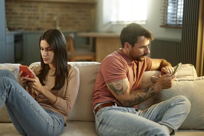 Archivo - Pareja con el móvil