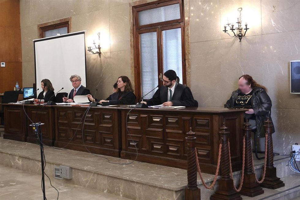 Los ahora condenados, junto con sus abogados, en el juicio.