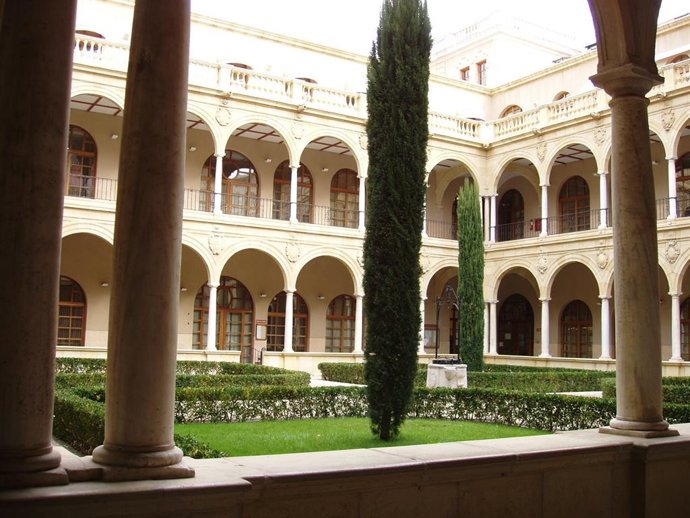 Archivo - Claustro de la UMU, en el Campus de la Merced
