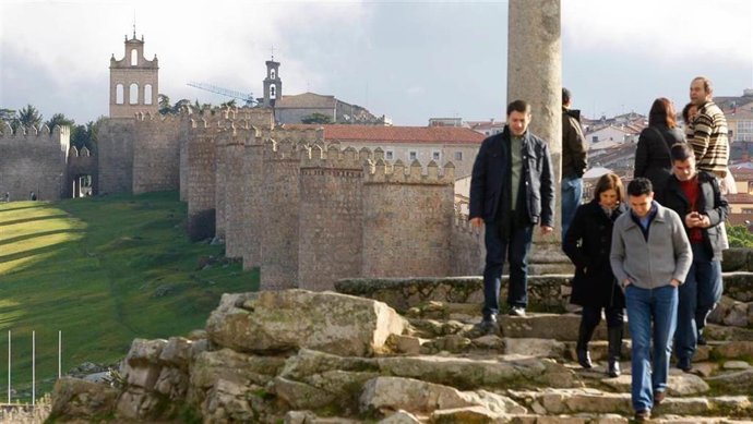 Archivo - Turistas en Ávila. Muralla de Ávila. Turismo en Ávila. Turistas en la Muralla de Ávila. Turismo en Castilla y León. Turistas en Castilla y León.