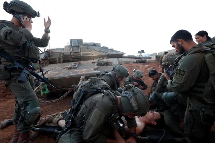Archivo - Militares del Ejército de Israel durante unas maniobras de rescate en Kiryat Shemona, en el norte del país (archivo)