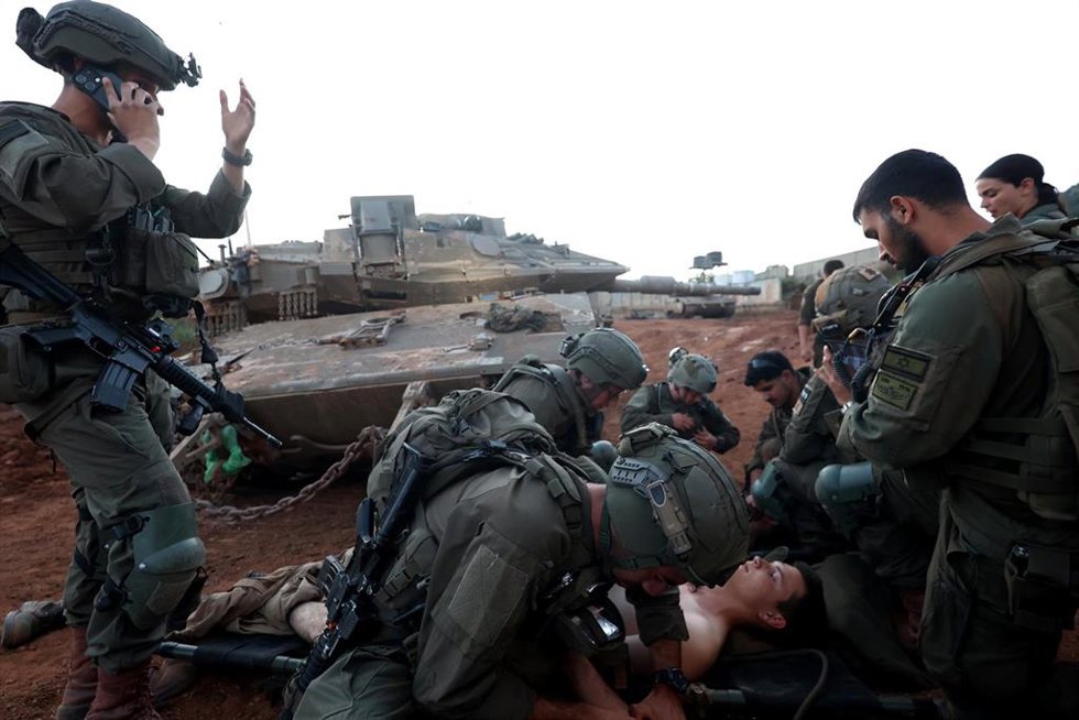 Archivo - Militares del Ejército de Israel durante unas maniobras de rescate en Kiryat Shemona, en el norte del país (archivo)
