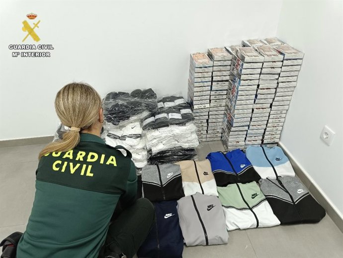 Aprehensión de plrendas de ropa falsificadas en Coria (Cáceres)