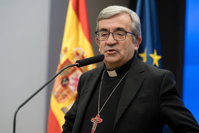 Archivo - El presidente de la Confederación Episcopal Española, Luis Argüello, ofrece una rueda de prensa tras la firma del acuerdo, en el Palacio de Parcent, a 8 de enero de 2026, en Madrid (España). El Gobierno, la Conferencia Episcopal Española y la Co