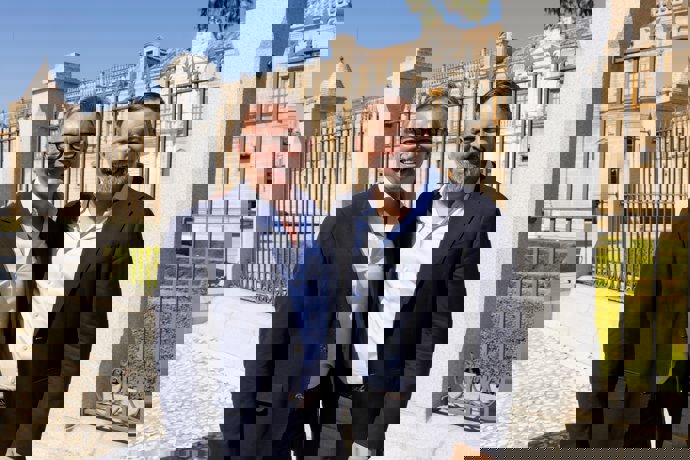 El candidato de Vox a la Presidencia de la Junta de Andalucía, Manuel Gavira, junto al líder nacional de Vox, Santiago Abascal, a las puertas del Parlamento andaluz