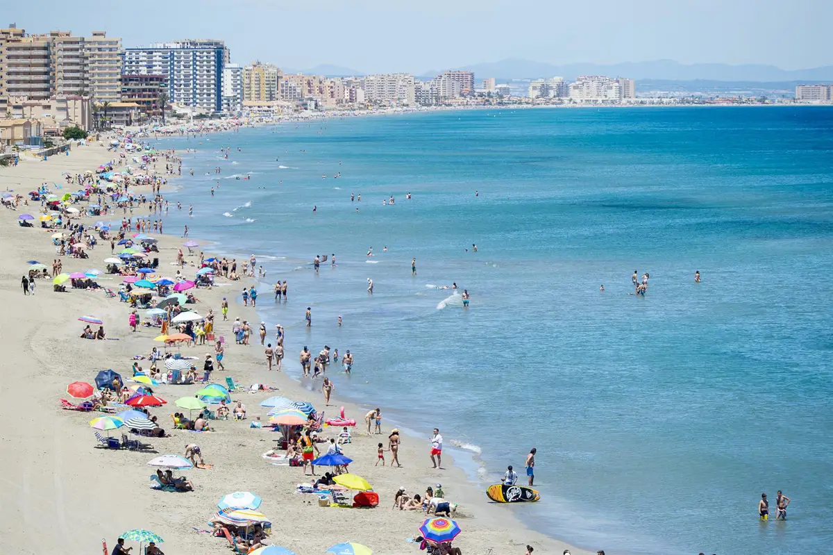 Personas bañándose en la Playa Galúa, en la Manga del Mar Menor