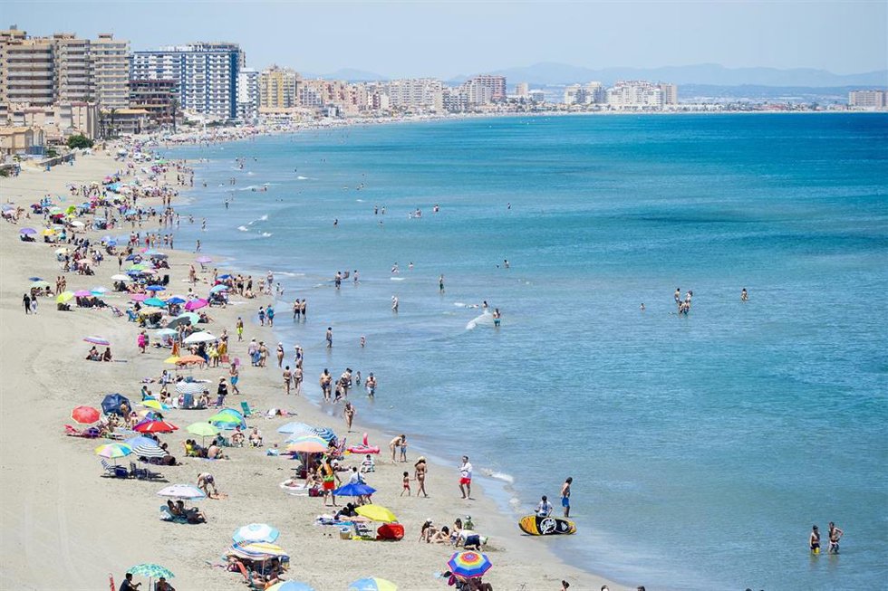 Archivo - Varias personas se bañan en la Playa Galúa, en la Manga del Mar Menor