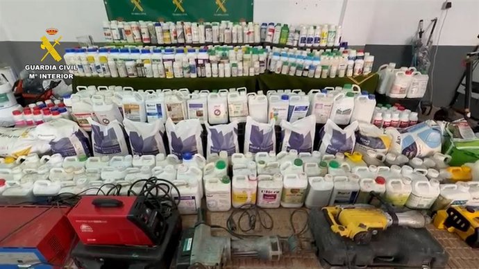 Productos fitosanitarios, garrafas y diversa maquinaria intervenidos en el Poniente almeriense.