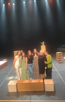 Imagen de Neuróticas Anónimas durante sus ensayos en el Centro Párraga para el estreno de 'Krakatoa