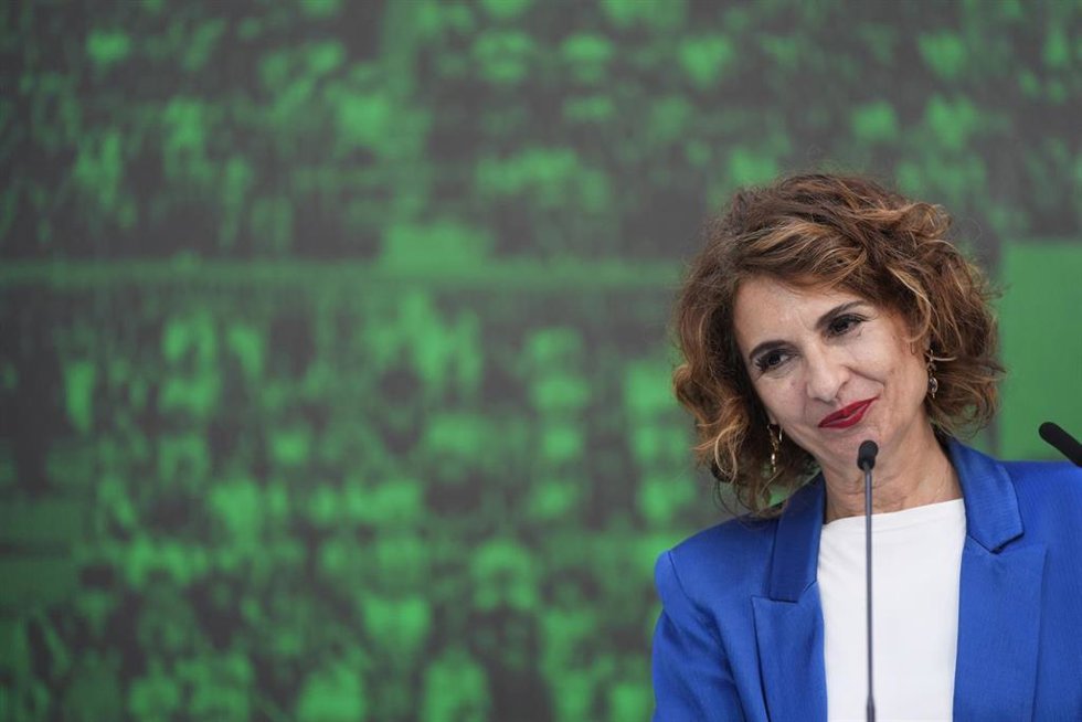 La secretaria general del PSOE-A y candidata a la Presidencia de la Junta de Andalucía, María Jesús Montero, ofrece una rueda de prensa. (Foto de archivo).